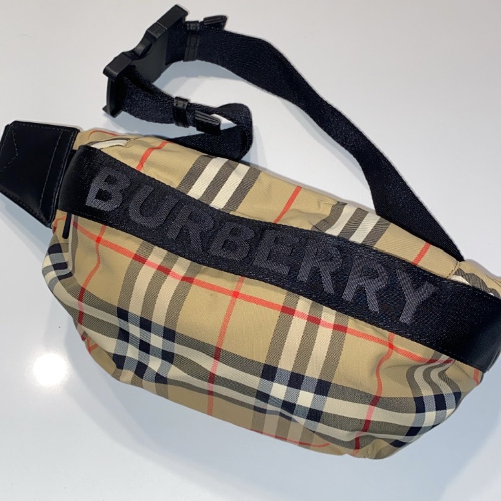 Burberry fannypack